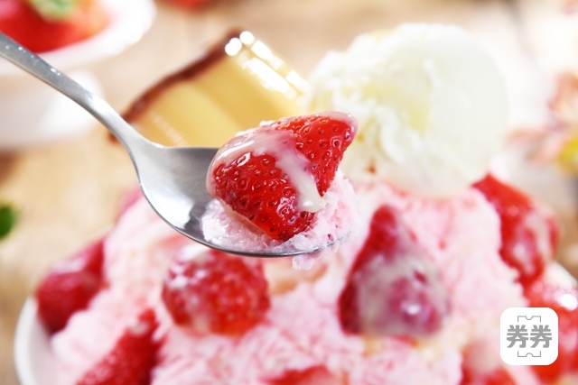 10575_5a7c28d9c0e53大碗公 冰‧甜品(楠梓店)-內文 16-超級草莓綿綿冰加布丁加冰淇淋.jpg